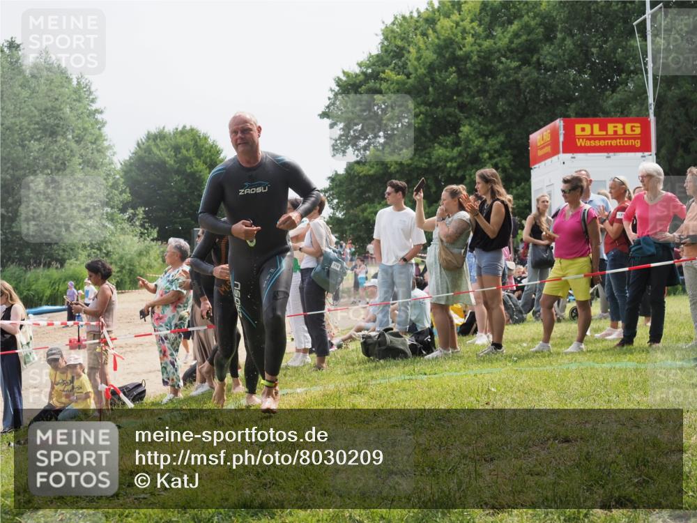 15.06.2025 - 27. Vierlanden-Triathlon KatJ http://msf.ph/oto/8030209 15.06.2025 11:06:56 Schwimmen 805, 824, 844, 860, 871 meine-sportfotos.de