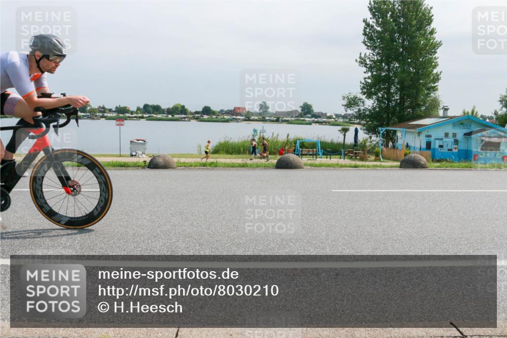 15.06.2025 - 27. Vierlanden-Triathlon H.Heesch http://msf.ph/oto/8030210 15.06.2025 11:30:38 Radfahren 725, 764 meine-sportfotos.de
