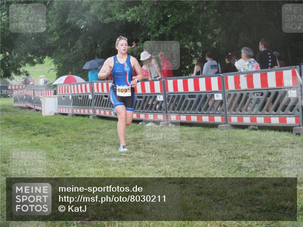 21.06.2025 - 27. Vierlanden-Triathlon KatJ http://msf.ph/oto/8030211 15.06.2025 13:37:08 Ziel 927, 1093 meine-sportfotos.de