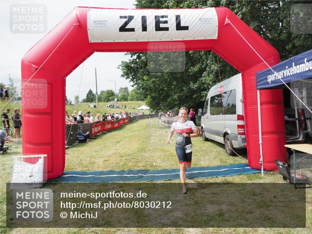 21.06.2025 - 27. Vierlanden-Triathlon MichiJ http://msf.ph/oto/8030212 15.06.2026 12:33:57 Ziel 982 meine-sportfotos.de