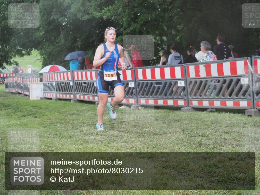 21.06.2025 - 27. Vierlanden-Triathlon KatJ http://msf.ph/oto/8030215 15.06.2025 13:37:08 Ziel 927, 1093 meine-sportfotos.de