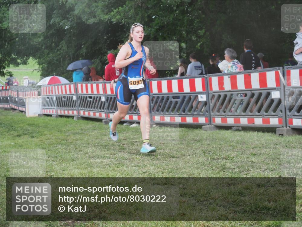 21.06.2025 - 27. Vierlanden-Triathlon KatJ http://msf.ph/oto/8030222 15.06.2025 13:37:08 Ziel 927, 1093 meine-sportfotos.de