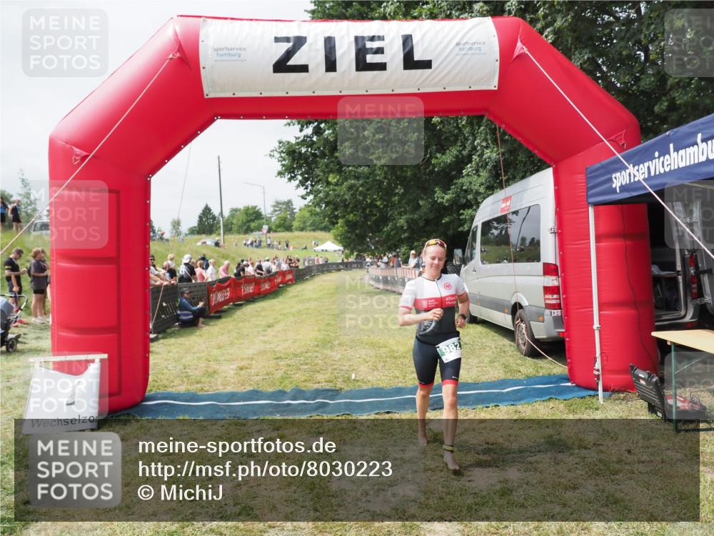 21.06.2025 - 27. Vierlanden-Triathlon MichiJ http://msf.ph/oto/8030223 15.06.2026 12:33:57 Ziel 982 meine-sportfotos.de