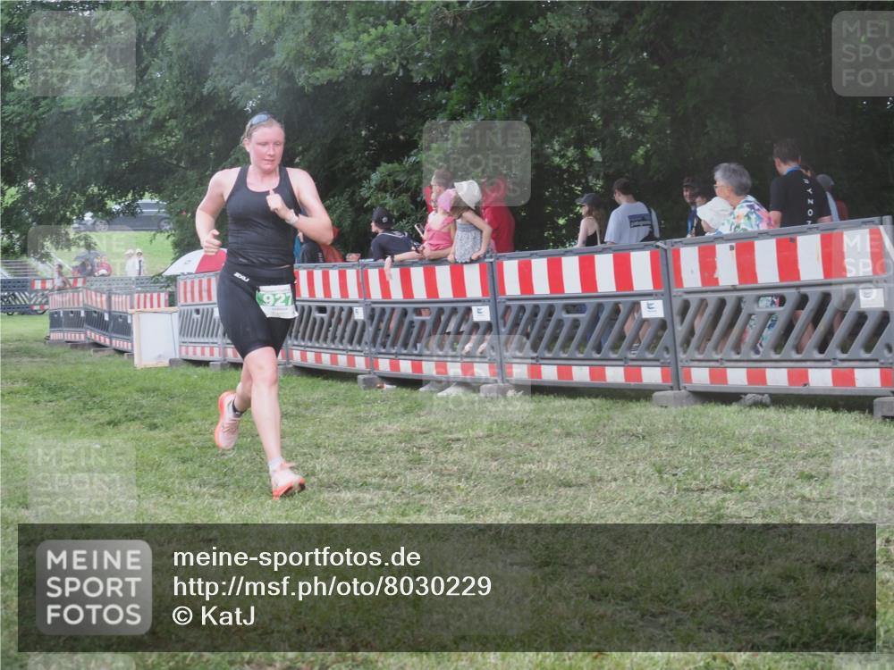 21.06.2025 - 27. Vierlanden-Triathlon KatJ http://msf.ph/oto/8030229 15.06.2025 13:37:11 Ziel 206, 927 meine-sportfotos.de