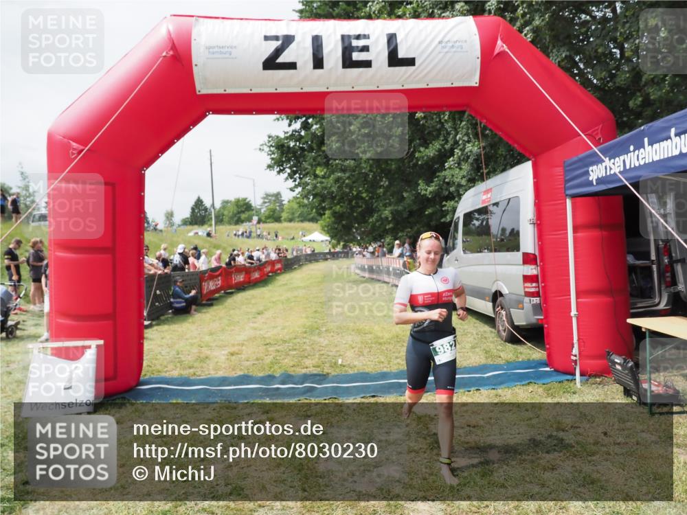 21.06.2025 - 27. Vierlanden-Triathlon MichiJ http://msf.ph/oto/8030230 15.06.2026 12:33:58 Ziel 982 meine-sportfotos.de