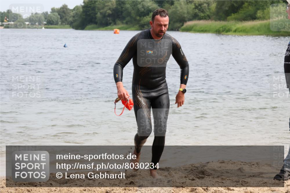 15.06.2025 - 27. Vierlanden-Triathlon Lena Gebhardt http://msf.ph/oto/8030234 15.06.2025 11:06:59 Schwimmen 805, 844, 853, 860, 871, 874 meine-sportfotos.de