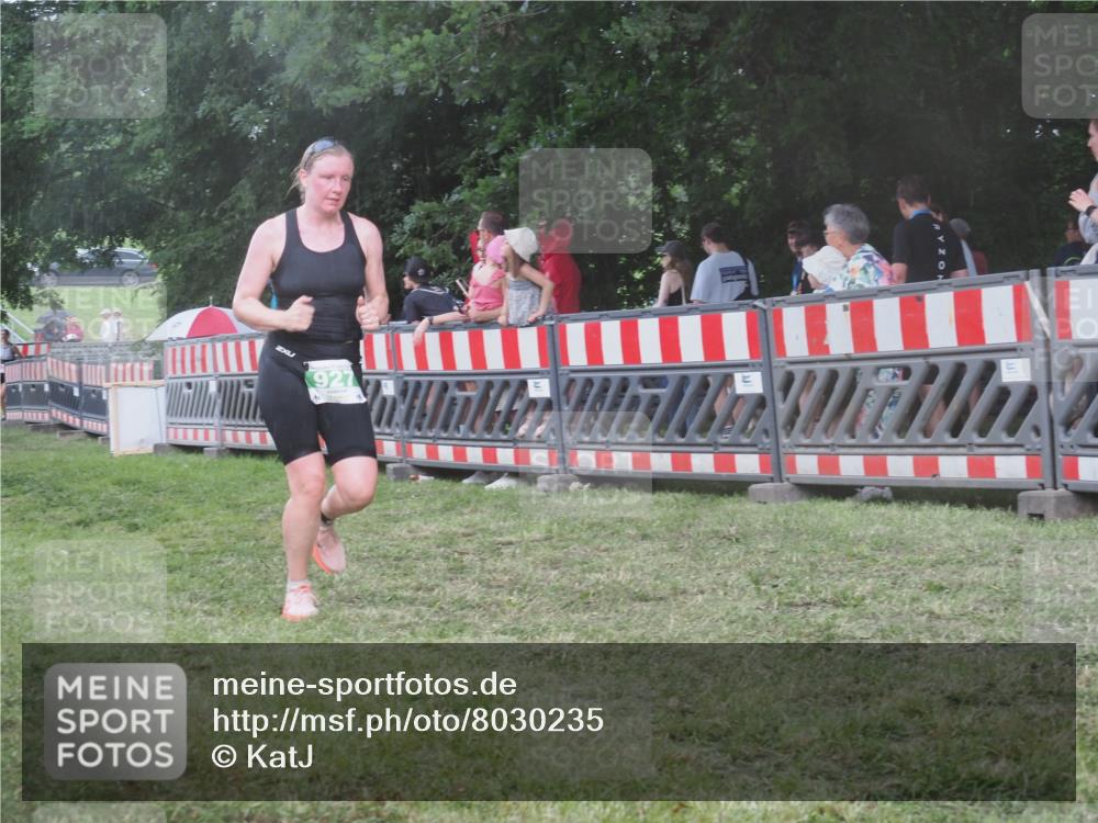 21.06.2025 - 27. Vierlanden-Triathlon KatJ http://msf.ph/oto/8030235 15.06.2025 13:37:11 Ziel 206, 927 meine-sportfotos.de