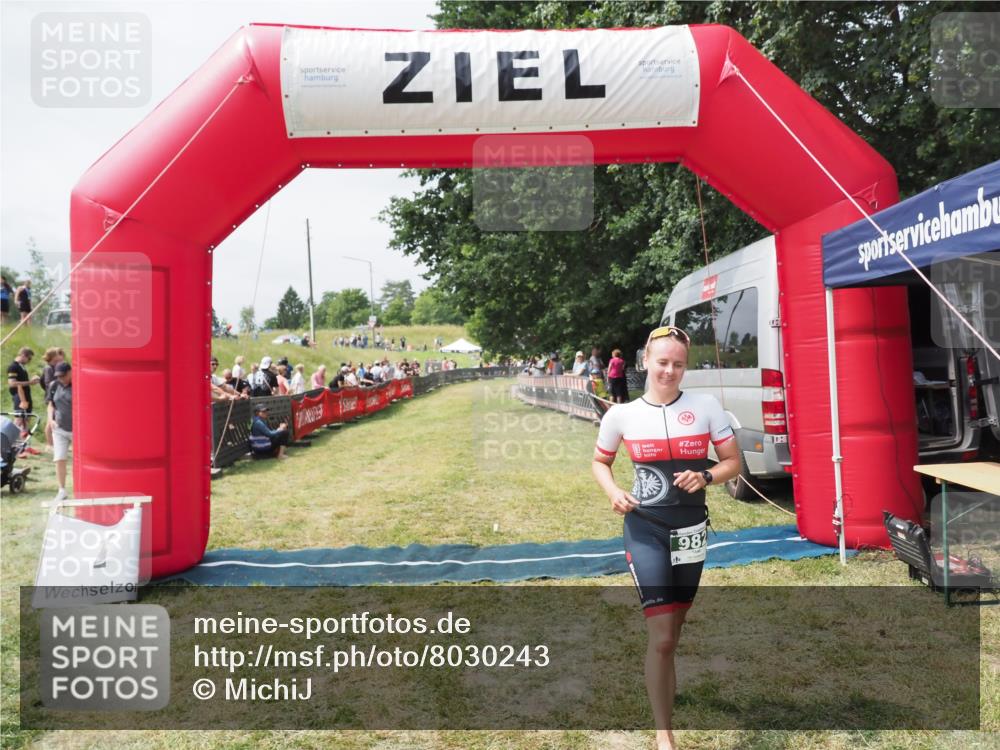21.06.2025 - 27. Vierlanden-Triathlon MichiJ http://msf.ph/oto/8030243 15.06.2026 12:33:58 Ziel 982 meine-sportfotos.de