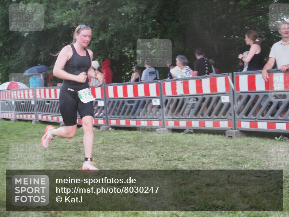 21.06.2025 - 27. Vierlanden-Triathlon KatJ http://msf.ph/oto/8030247 15.06.2025 13:37:11 Ziel 206, 927 meine-sportfotos.de