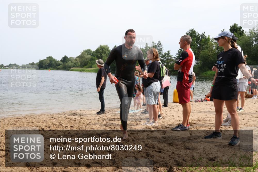 15.06.2025 - 27. Vierlanden-Triathlon Lena Gebhardt http://msf.ph/oto/8030249 15.06.2025 11:07:02 Schwimmen 805, 844, 853, 871, 874 meine-sportfotos.de