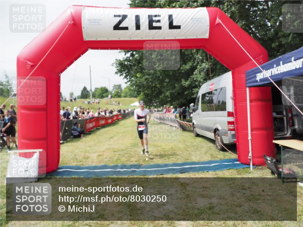 21.06.2025 - 27. Vierlanden-Triathlon MichiJ http://msf.ph/oto/8030250 15.06.2026 12:34:21 Ziel 8 meine-sportfotos.de