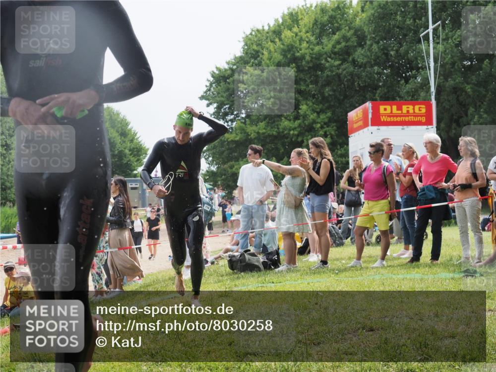 15.06.2025 - 27. Vierlanden-Triathlon KatJ http://msf.ph/oto/8030258 15.06.2025 11:06:59 Schwimmen 805, 824, 844, 860, 871, 874 meine-sportfotos.de