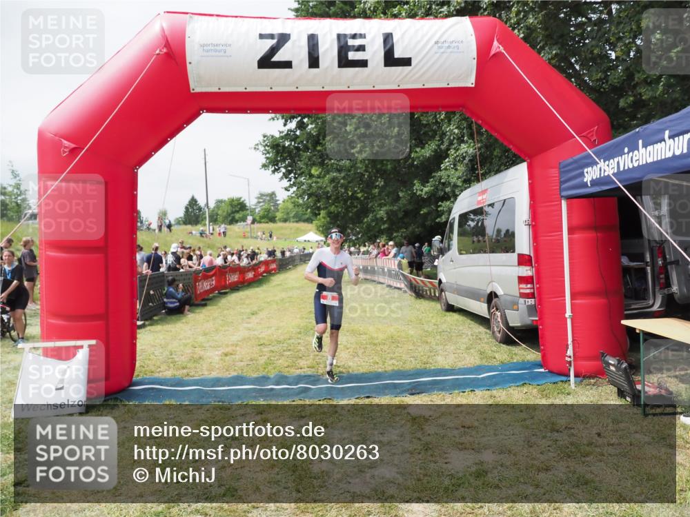 21.06.2025 - 27. Vierlanden-Triathlon MichiJ http://msf.ph/oto/8030263 15.06.2026 12:34:21 Ziel 8 meine-sportfotos.de