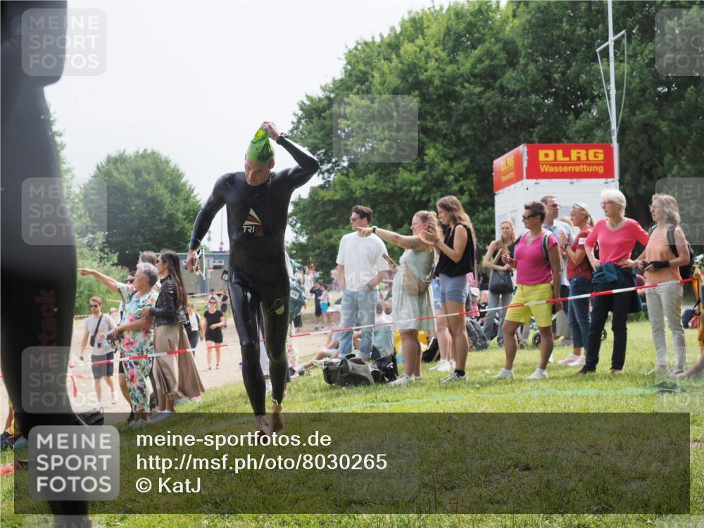 15.06.2025 - 27. Vierlanden-Triathlon KatJ http://msf.ph/oto/8030265 15.06.2025 11:06:59 Schwimmen 805, 824, 844, 860, 871, 874 meine-sportfotos.de