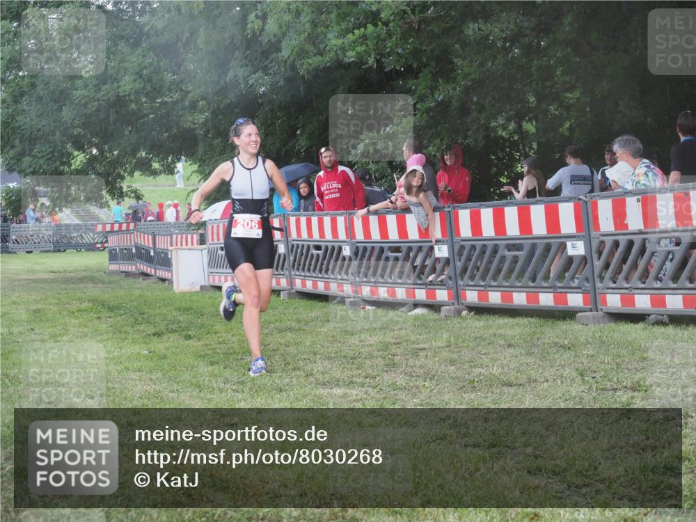 21.06.2025 - 27. Vierlanden-Triathlon KatJ http://msf.ph/oto/8030268 15.06.2025 13:37:19 Ziel 206 meine-sportfotos.de