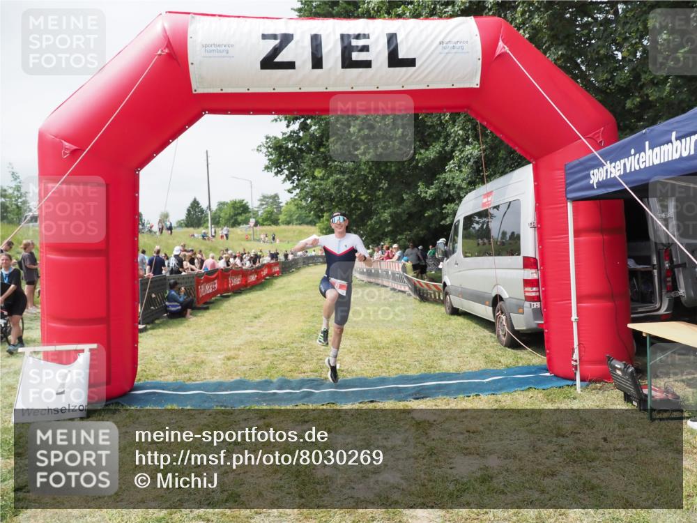 21.06.2025 - 27. Vierlanden-Triathlon MichiJ http://msf.ph/oto/8030269 15.06.2026 12:34:21 Ziel 8 meine-sportfotos.de