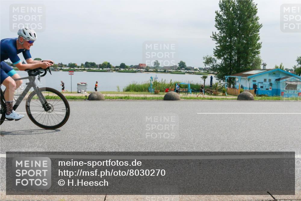15.06.2025 - 27. Vierlanden-Triathlon H.Heesch http://msf.ph/oto/8030270 15.06.2025 11:30:52 Radfahren 639, 712, 749, 875, 926 meine-sportfotos.de