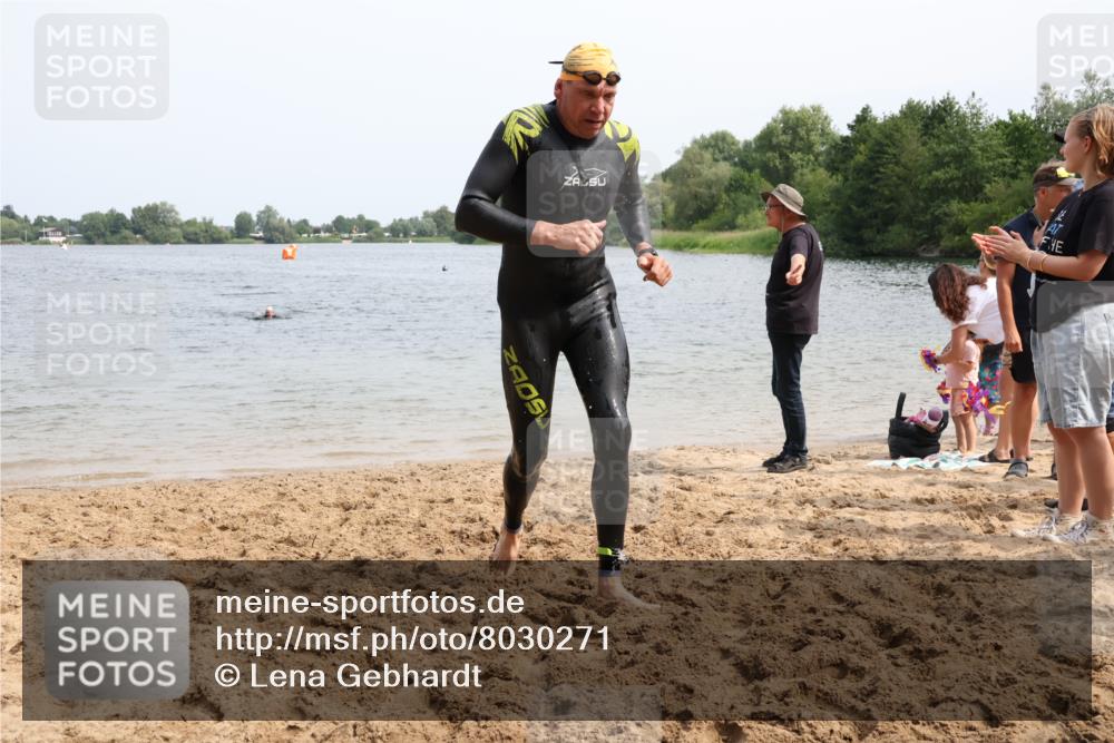 15.06.2025 - 27. Vierlanden-Triathlon Lena Gebhardt http://msf.ph/oto/8030271 15.06.2025 11:07:04 Schwimmen 805, 853, 874 meine-sportfotos.de