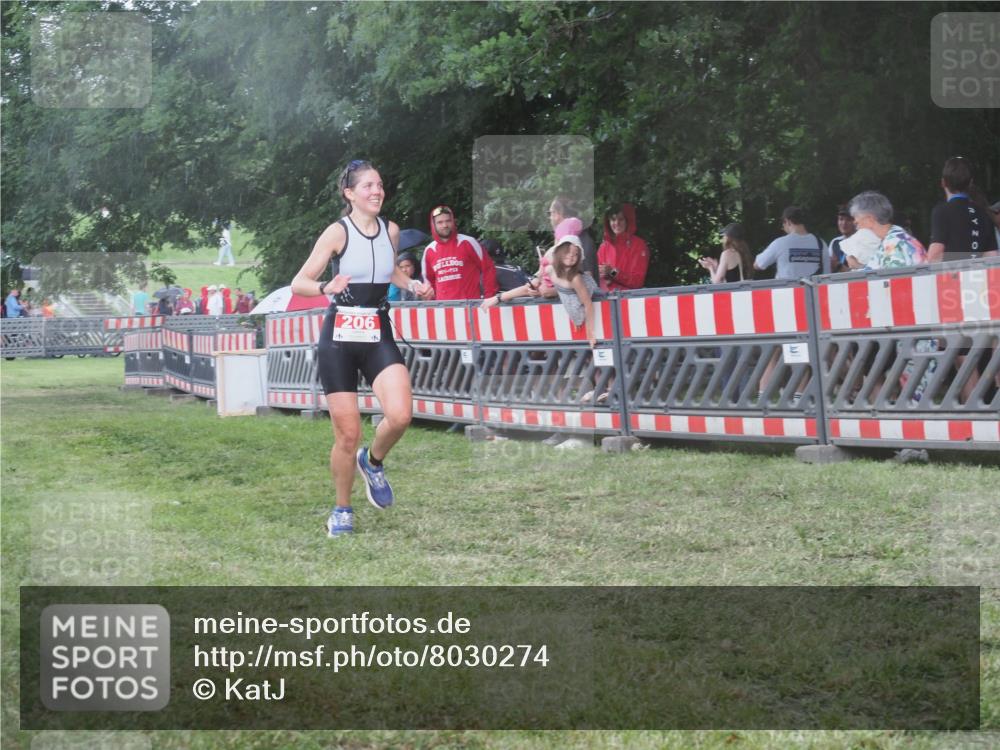 21.06.2025 - 27. Vierlanden-Triathlon KatJ http://msf.ph/oto/8030274 15.06.2025 13:37:19 Ziel 206 meine-sportfotos.de