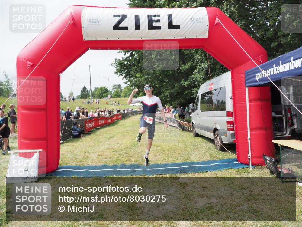 21.06.2025 - 27. Vierlanden-Triathlon MichiJ http://msf.ph/oto/8030275 15.06.2026 12:34:22 Ziel 8 meine-sportfotos.de