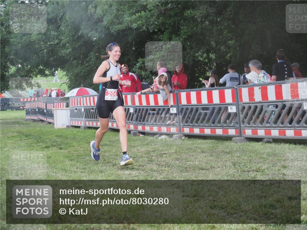 21.06.2025 - 27. Vierlanden-Triathlon KatJ http://msf.ph/oto/8030280 15.06.2025 13:37:20 Ziel 206, 1088 meine-sportfotos.de