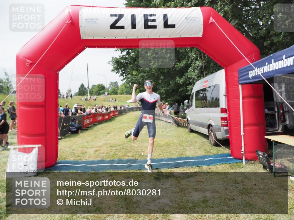 21.06.2025 - 27. Vierlanden-Triathlon MichiJ http://msf.ph/oto/8030281 15.06.2026 12:34:22 Ziel 8 meine-sportfotos.de