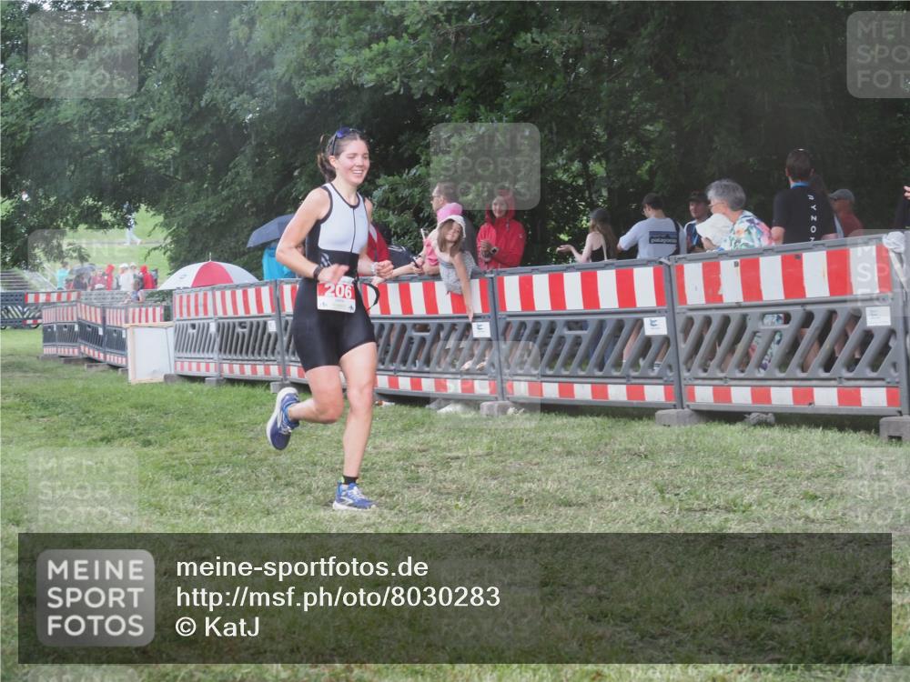 21.06.2025 - 27. Vierlanden-Triathlon KatJ http://msf.ph/oto/8030283 15.06.2025 13:37:20 Ziel 206, 1088 meine-sportfotos.de