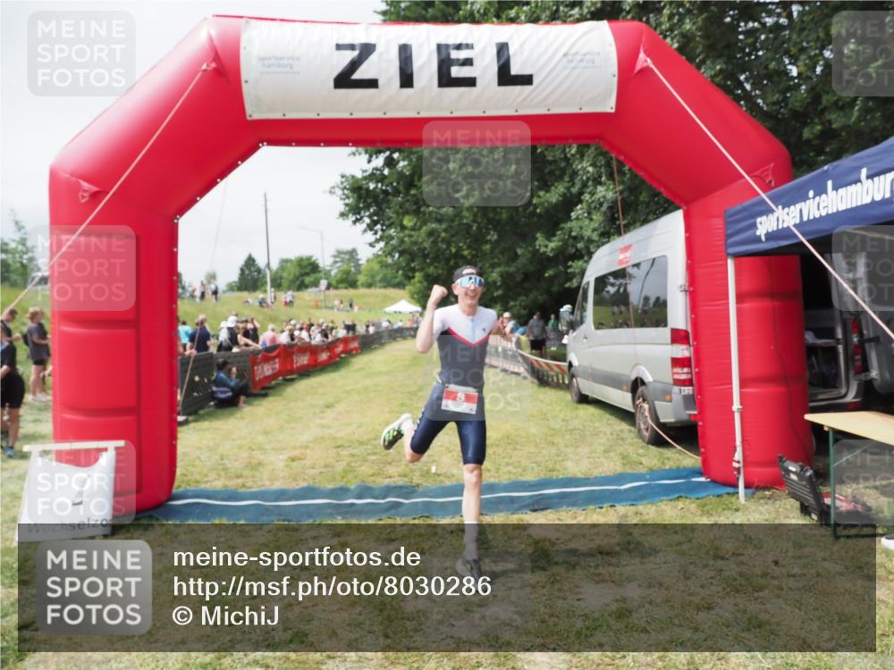 21.06.2025 - 27. Vierlanden-Triathlon MichiJ http://msf.ph/oto/8030286 15.06.2026 12:34:22 Ziel 8 meine-sportfotos.de
