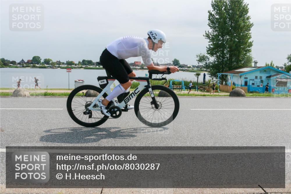 15.06.2025 - 27. Vierlanden-Triathlon H.Heesch http://msf.ph/oto/8030287 15.06.2025 11:30:53 Radfahren 167, 639, 749, 926 meine-sportfotos.de