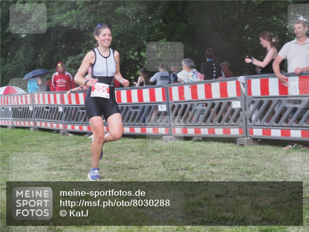 21.06.2025 - 27. Vierlanden-Triathlon KatJ http://msf.ph/oto/8030288 15.06.2025 13:37:20 Ziel 206, 1088 meine-sportfotos.de