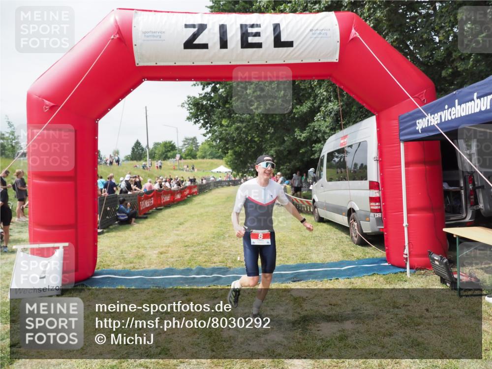 21.06.2025 - 27. Vierlanden-Triathlon MichiJ http://msf.ph/oto/8030292 15.06.2026 12:34:22 Ziel 8 meine-sportfotos.de