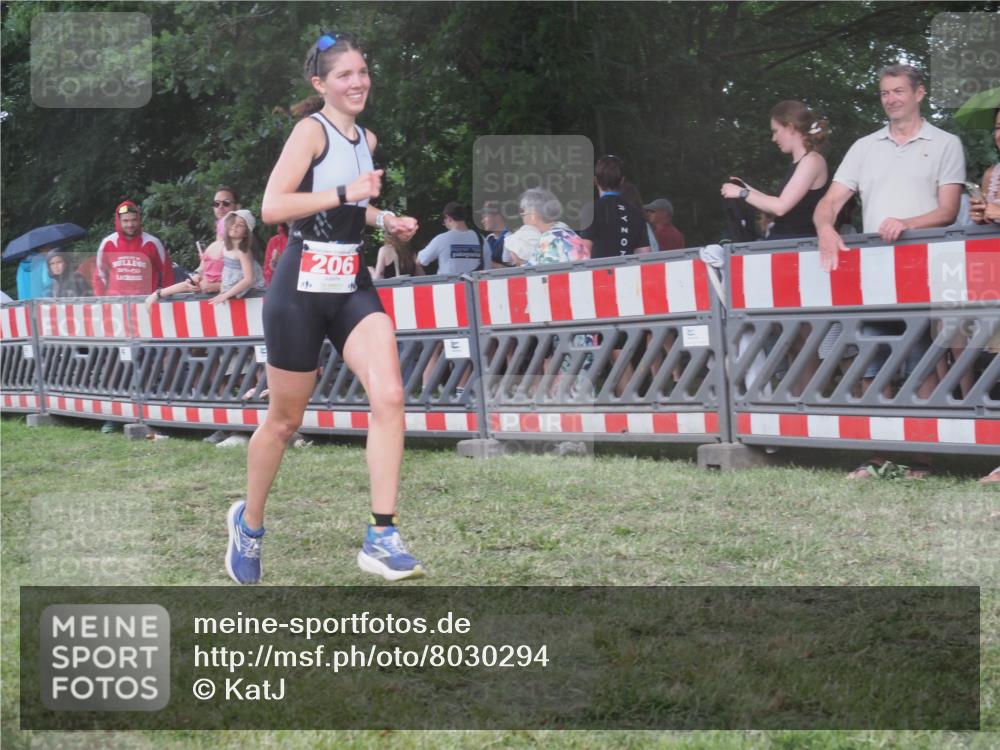 21.06.2025 - 27. Vierlanden-Triathlon KatJ http://msf.ph/oto/8030294 15.06.2025 13:37:20 Ziel 206, 1088 meine-sportfotos.de