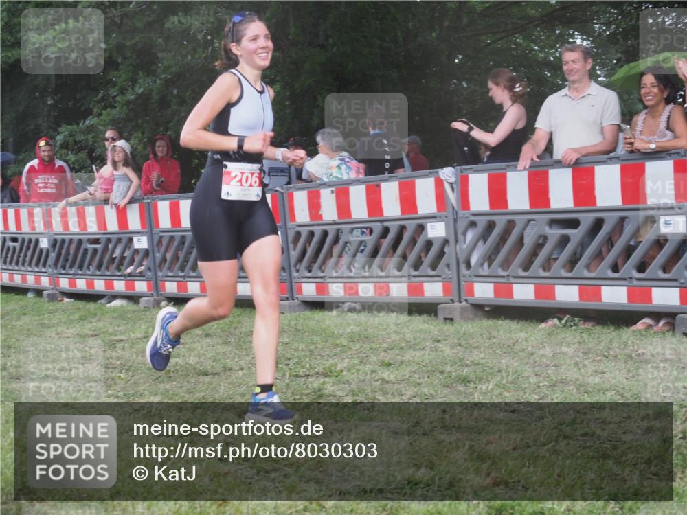 21.06.2025 - 27. Vierlanden-Triathlon KatJ http://msf.ph/oto/8030303 15.06.2025 13:37:20 Ziel 206, 1088 meine-sportfotos.de