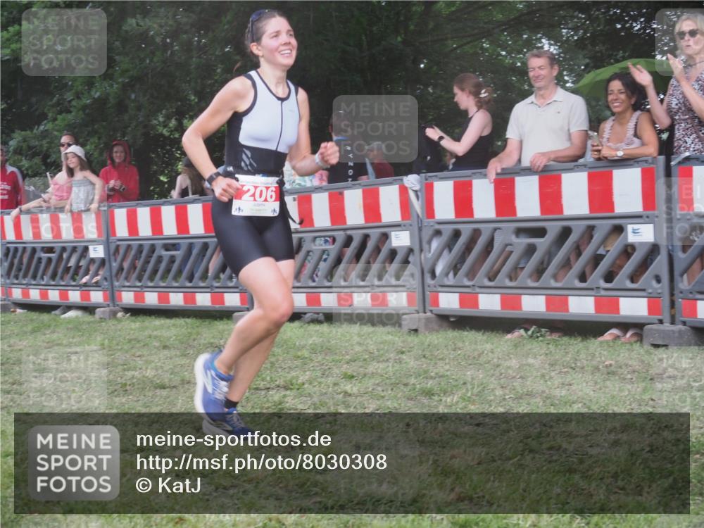 21.06.2025 - 27. Vierlanden-Triathlon KatJ http://msf.ph/oto/8030308 15.06.2025 13:37:20 Ziel 206, 1088 meine-sportfotos.de