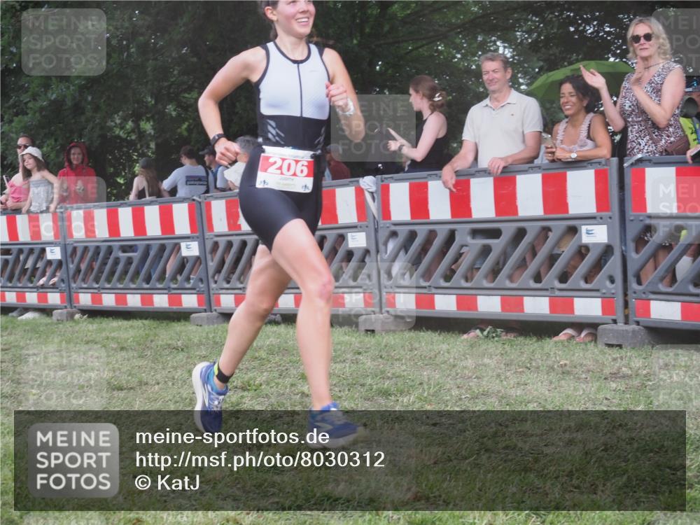 21.06.2025 - 27. Vierlanden-Triathlon KatJ http://msf.ph/oto/8030312 15.06.2025 13:37:21 Ziel 206, 1088 meine-sportfotos.de