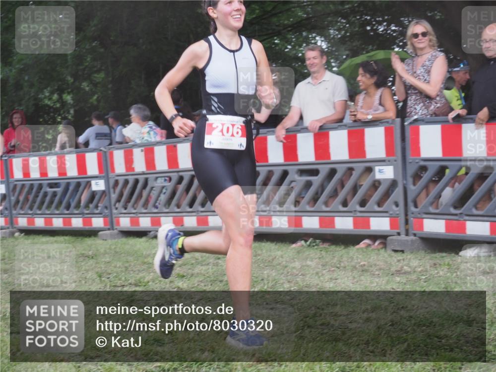 21.06.2025 - 27. Vierlanden-Triathlon KatJ http://msf.ph/oto/8030320 15.06.2025 13:37:21 Ziel 206, 1088 meine-sportfotos.de