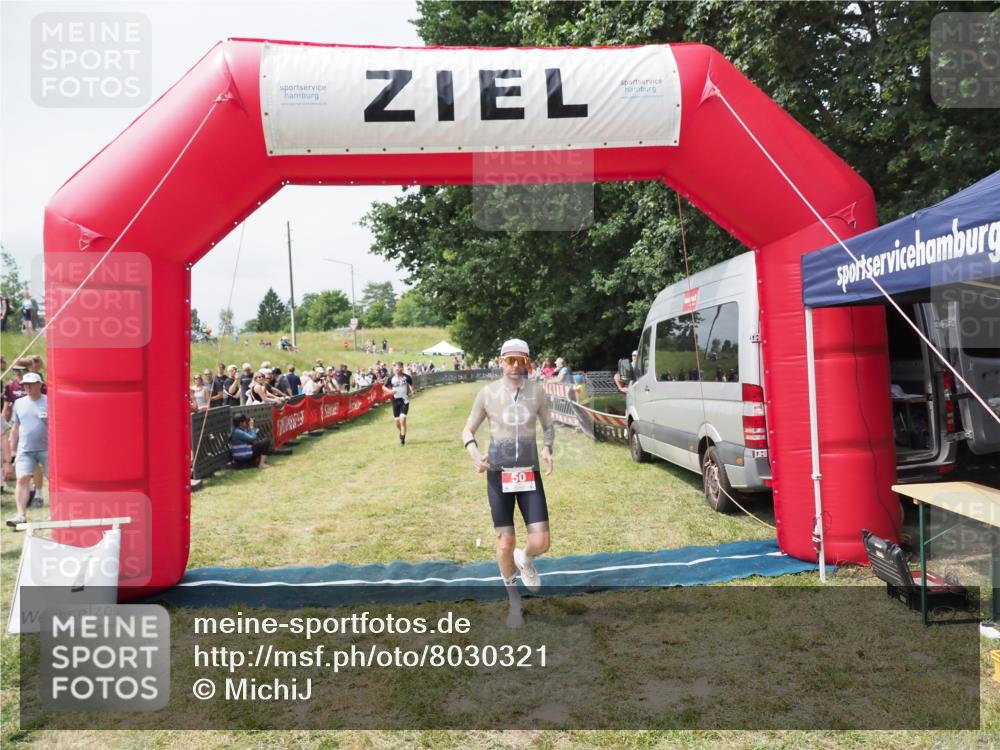 21.06.2025 - 27. Vierlanden-Triathlon MichiJ http://msf.ph/oto/8030321 15.06.2026 12:34:34 Ziel 50, 874 meine-sportfotos.de