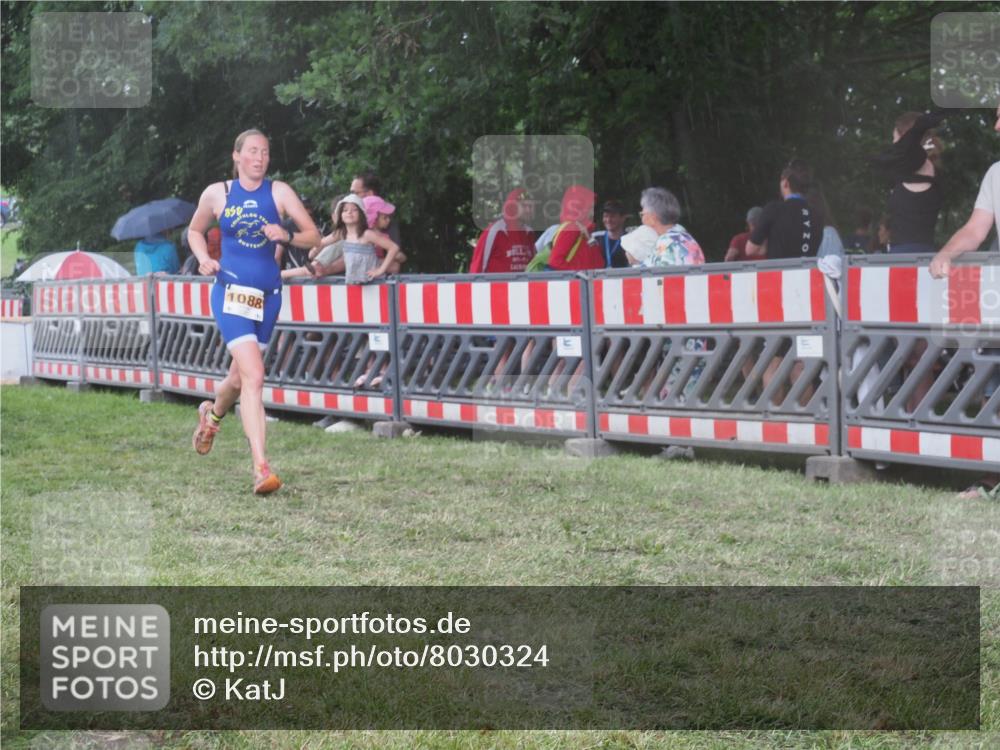 21.06.2025 - 27. Vierlanden-Triathlon KatJ http://msf.ph/oto/8030324 15.06.2025 13:37:30 Ziel 1088 meine-sportfotos.de