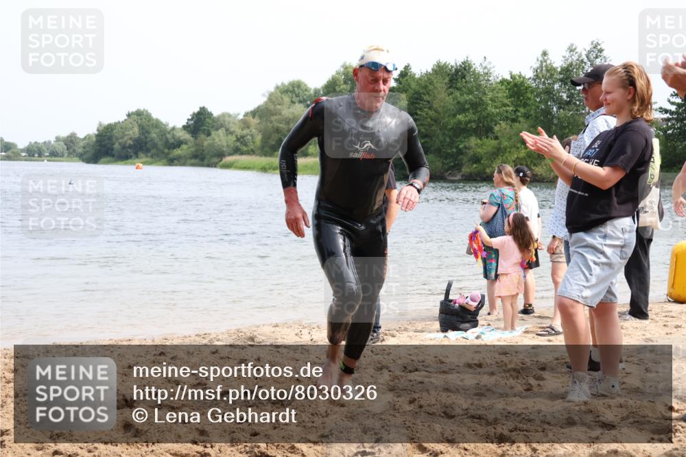 15.06.2025 - 27. Vierlanden-Triathlon Lena Gebhardt http://msf.ph/oto/8030326 15.06.2025 11:07:31 Schwimmen 787 meine-sportfotos.de