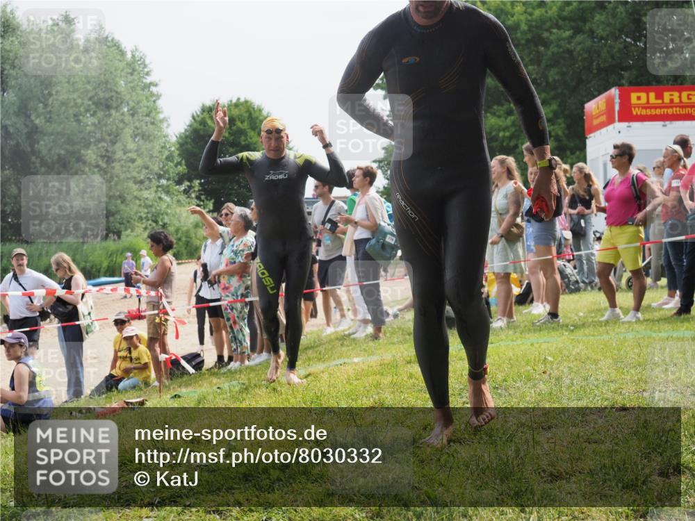 15.06.2025 - 27. Vierlanden-Triathlon KatJ http://msf.ph/oto/8030332 15.06.2025 11:07:09 Schwimmen 853, 874 meine-sportfotos.de