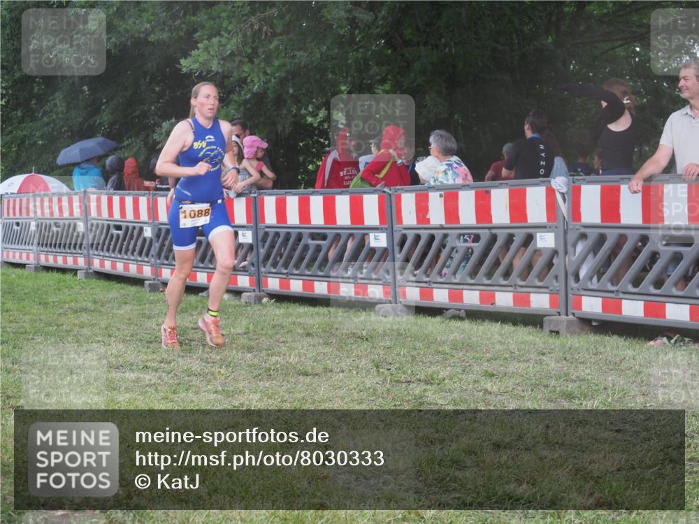 21.06.2025 - 27. Vierlanden-Triathlon KatJ http://msf.ph/oto/8030333 15.06.2025 13:37:30 Ziel 1088 meine-sportfotos.de