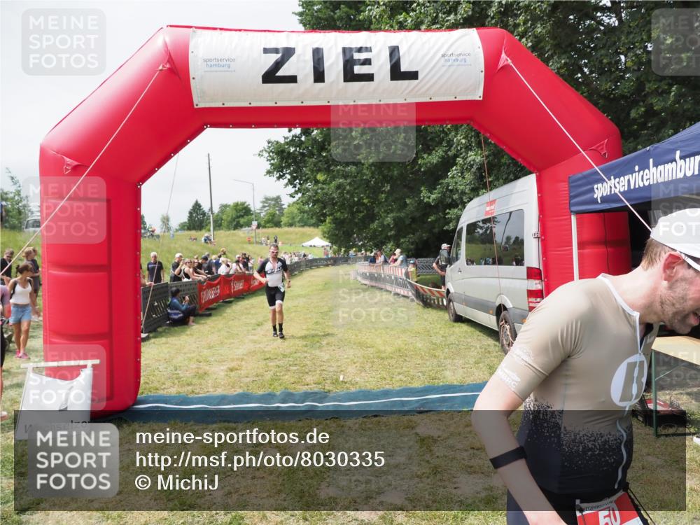 21.06.2025 - 27. Vierlanden-Triathlon MichiJ http://msf.ph/oto/8030335 15.06.2026 12:34:36 Ziel 50, 874 meine-sportfotos.de