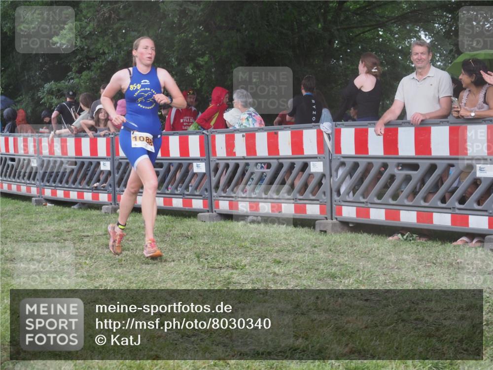 21.06.2025 - 27. Vierlanden-Triathlon KatJ http://msf.ph/oto/8030340 15.06.2025 13:37:30 Ziel 1088 meine-sportfotos.de