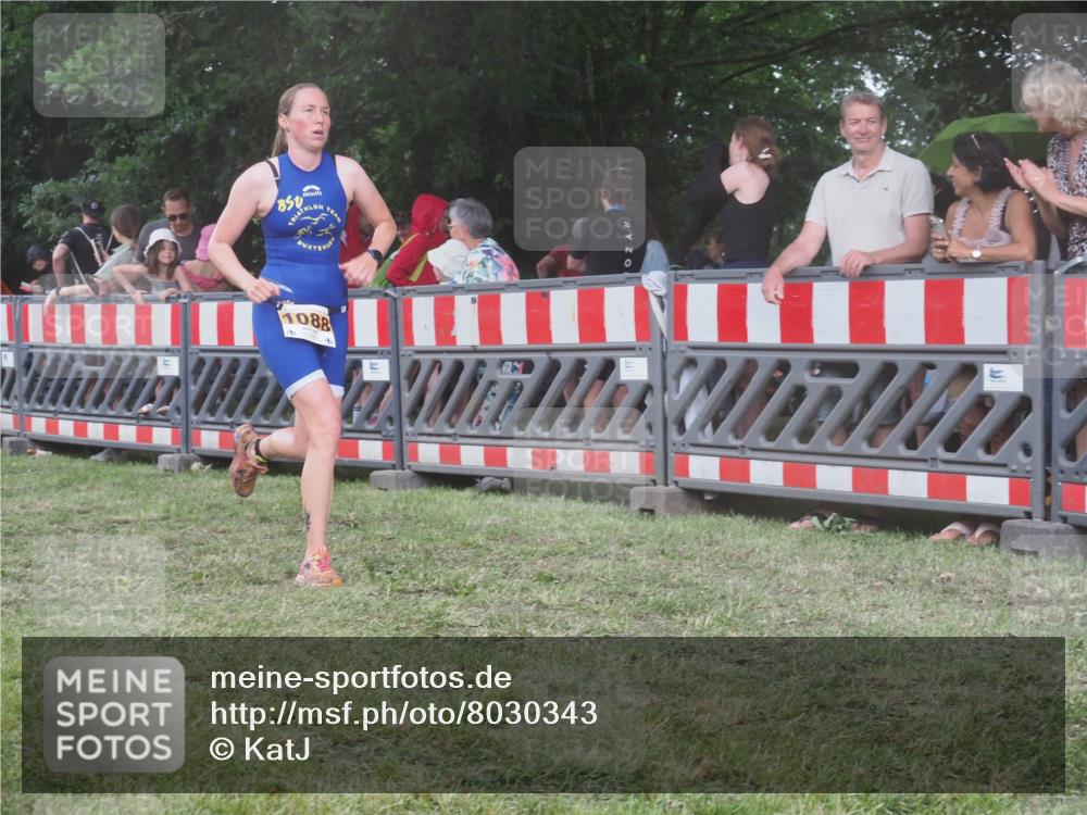 21.06.2025 - 27. Vierlanden-Triathlon KatJ http://msf.ph/oto/8030343 15.06.2025 13:37:30 Ziel 1088 meine-sportfotos.de