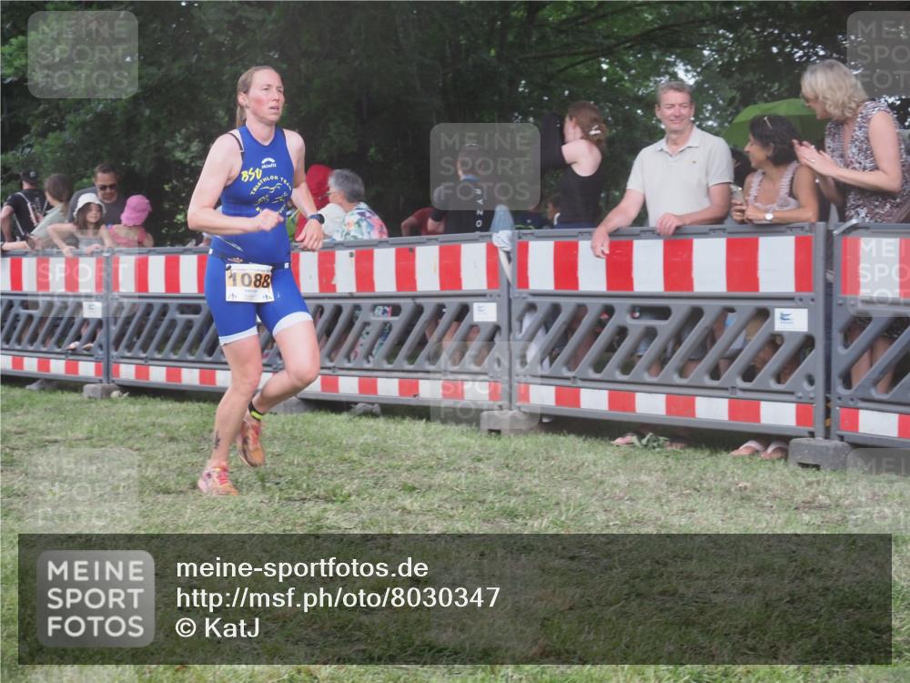 21.06.2025 - 27. Vierlanden-Triathlon KatJ http://msf.ph/oto/8030347 15.06.2025 13:37:31 Ziel 1088 meine-sportfotos.de