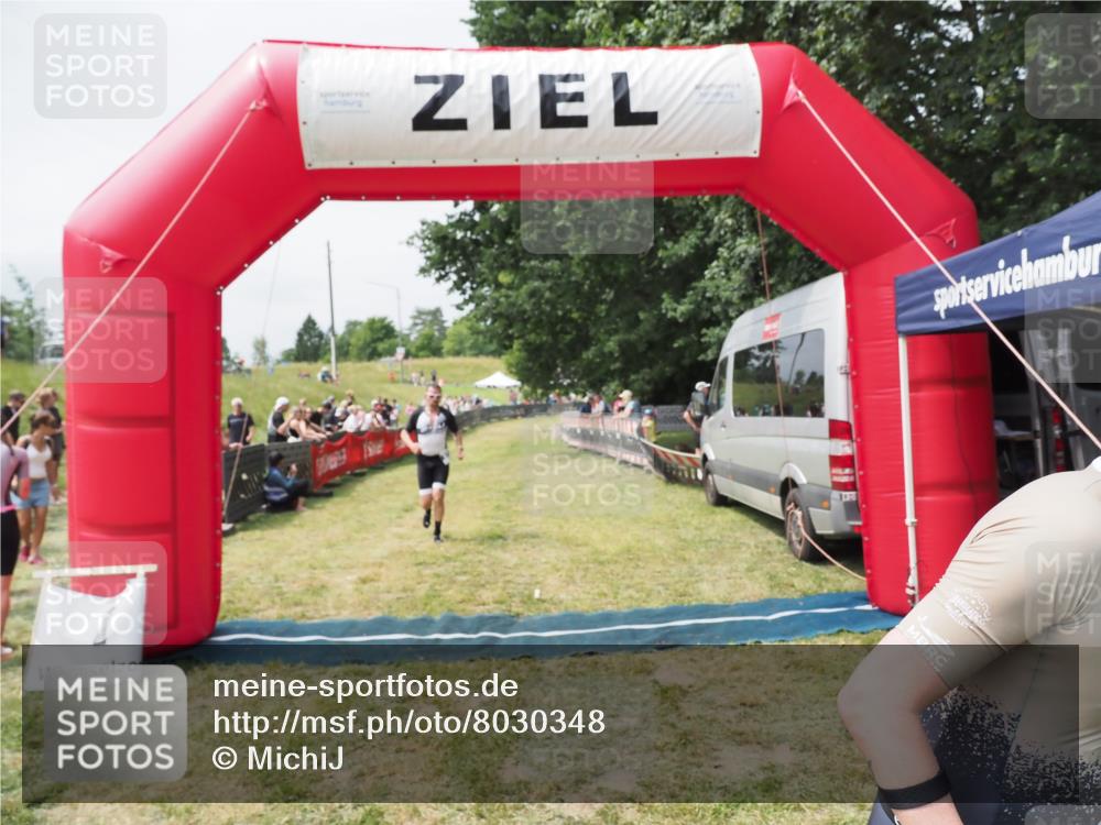 21.06.2025 - 27. Vierlanden-Triathlon MichiJ http://msf.ph/oto/8030348 15.06.2026 12:34:36 Ziel 50, 874 meine-sportfotos.de