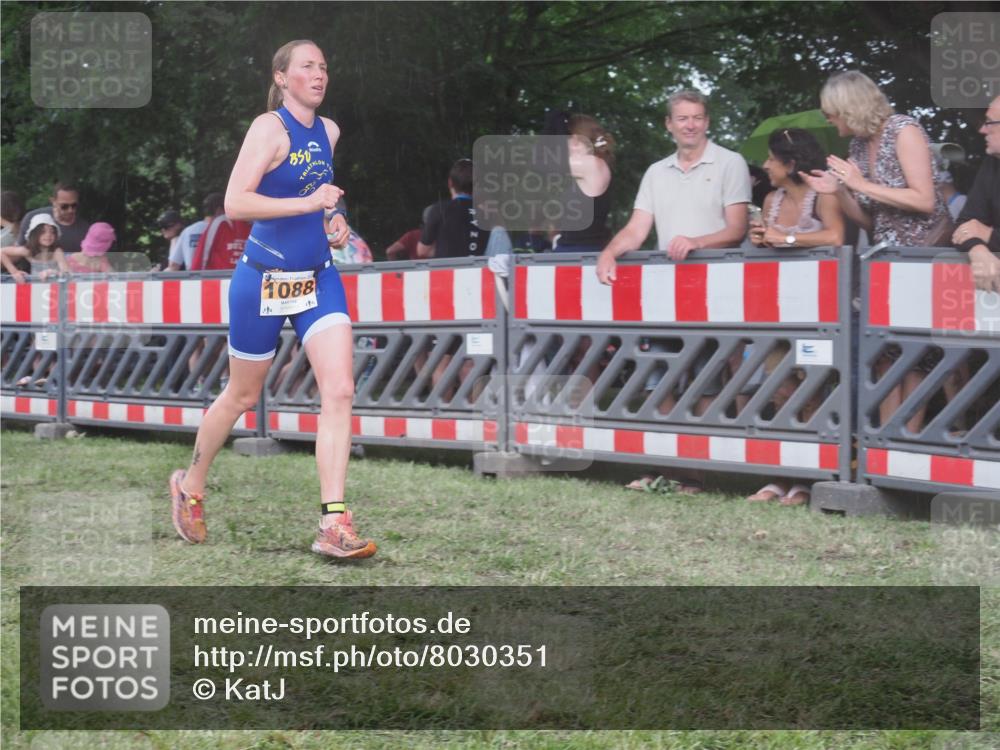 21.06.2025 - 27. Vierlanden-Triathlon KatJ http://msf.ph/oto/8030351 15.06.2025 13:37:31 Ziel 1088 meine-sportfotos.de