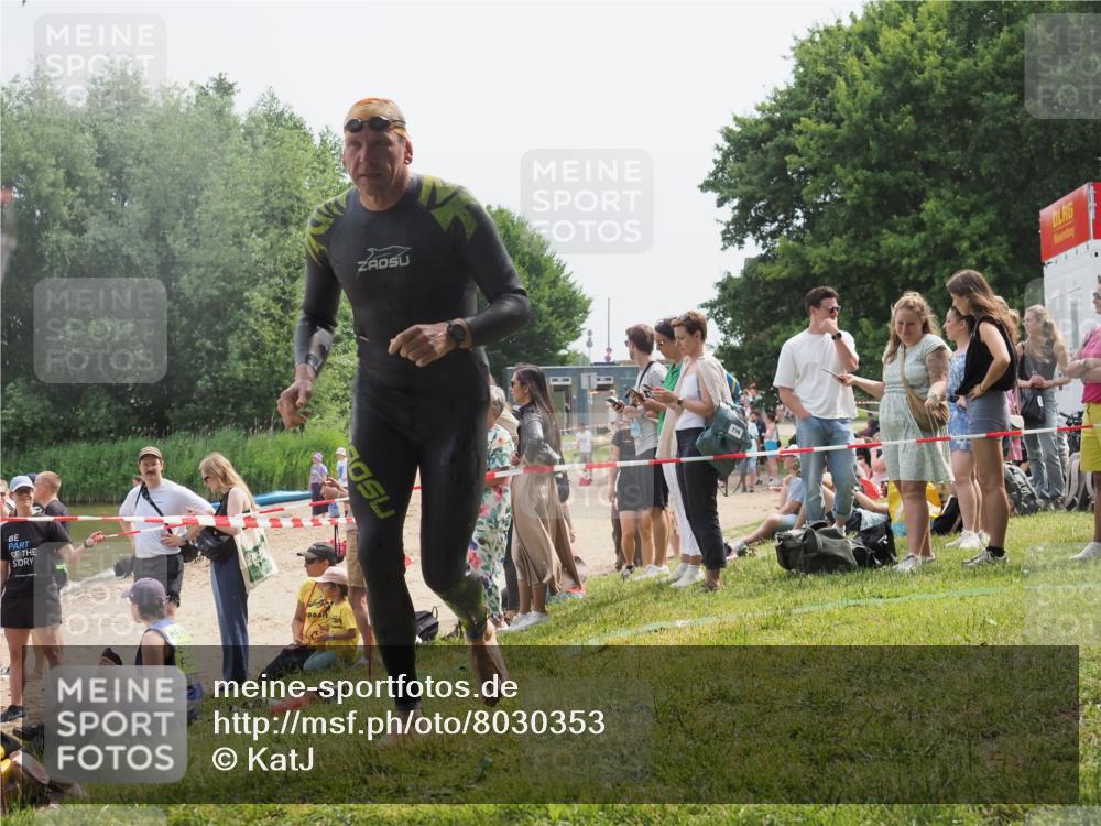 15.06.2025 - 27. Vierlanden-Triathlon KatJ http://msf.ph/oto/8030353 15.06.2025 11:07:11 Schwimmen 853, 874 meine-sportfotos.de