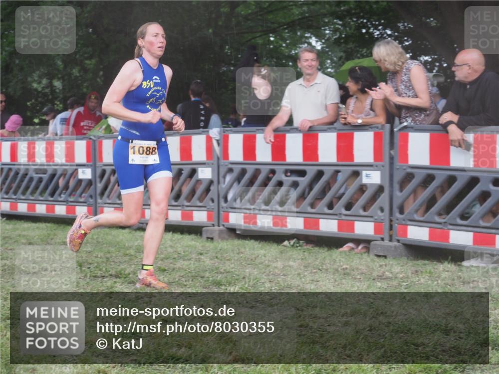 21.06.2025 - 27. Vierlanden-Triathlon KatJ http://msf.ph/oto/8030355 15.06.2025 13:37:31 Ziel 1088 meine-sportfotos.de