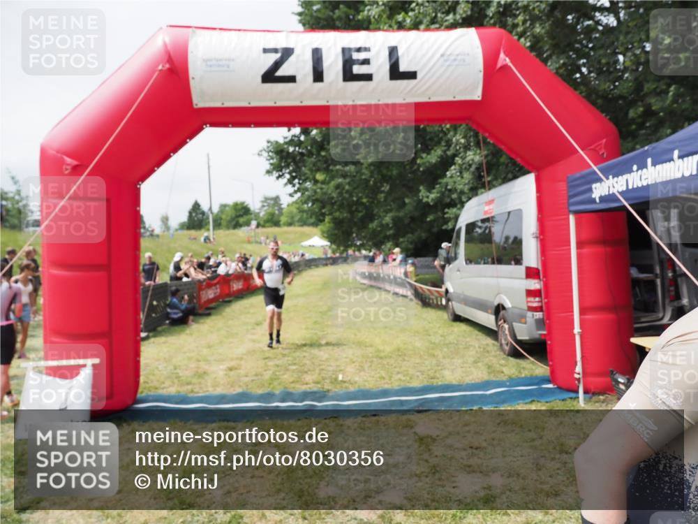 21.06.2025 - 27. Vierlanden-Triathlon MichiJ http://msf.ph/oto/8030356 15.06.2026 12:34:36 Ziel 50, 874 meine-sportfotos.de